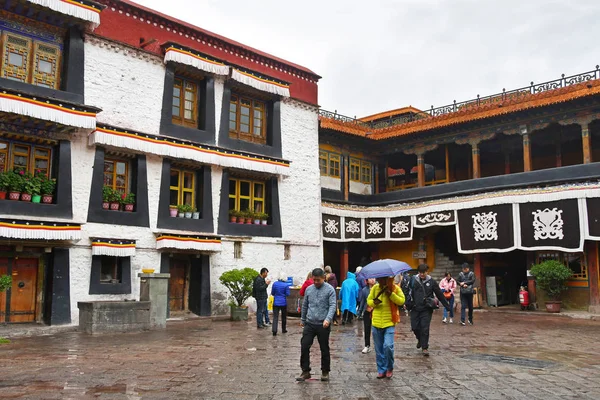 Tibet Lhasa China Junio 2018 Gente Está Patio Del Antiguo — Foto de Stock