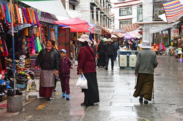 Tybet Lhasa Chiny Czerwiec 2018 Ludzie Ulicy Zabytkowym Centrum Lhasa — Zdjęcie stockowe