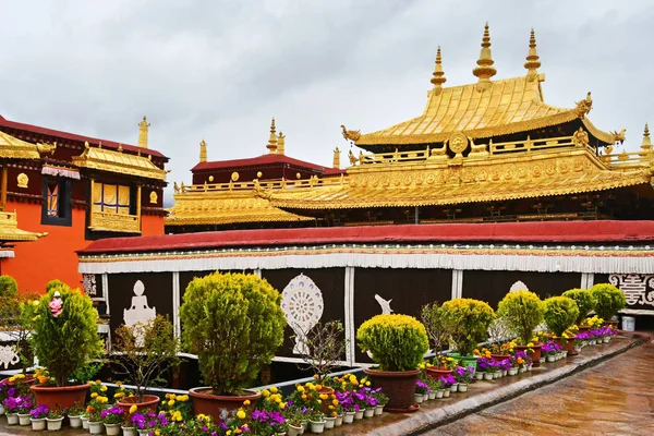 Tibete Lhasa Primeiro Templo Budista Jokang Tempo Chuvoso — Fotografia de Stock