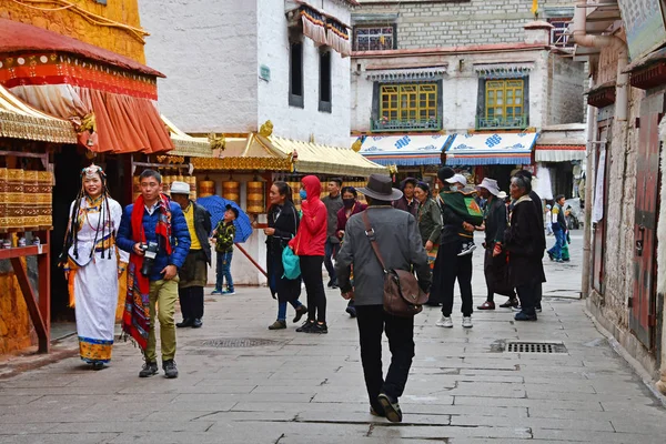 Tybet Lhasa Chiny Czerwiec 2018 Ludzie Chodzą Pobliżu Jednego Mniejszych — Zdjęcie stockowe
