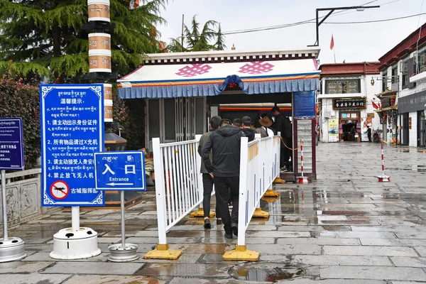 Tibet Lhasa China Juni 2018 Mensen Passeren Checkpoint Naar Het — Stockfoto