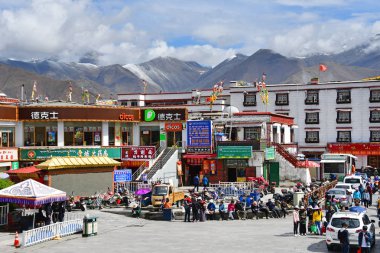 Tibet, Lhasa, Çin, 03 Haziran 2018. Motosikletler, lhasa'nın tarihi merkezinde, ana meydandaki kontrol noktasının yanındaki caddeye park edilmiştir. Tibet, Çin