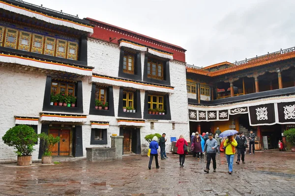 Tibet Lhasa Čína Červen 2018 Lidé Jsou Dvoře Starobylého Buddhistického — Stock fotografie