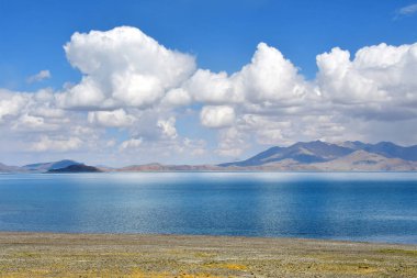 Tibet'in büyük gölleri. Rakshas Tal Gölü (Langa-Tso) bulutlu bir günde yaz aylarında
