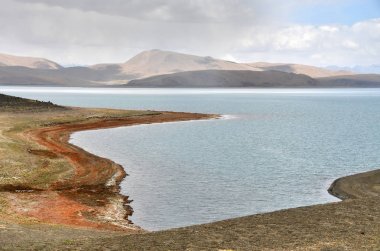 Tibet'in büyük gölleri. Rakshas Tal Gölü (Langa-Tso) bulutlu bir günde yaz aylarında