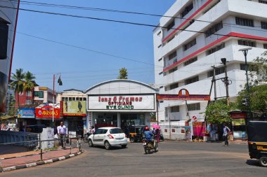 Trivandrum (Thiruvananthapuram), devlet Kerala, Hindistan, Mart, 12, 2019. Lens ve çerçeveler, Optishians Eay Kliniği Trivandrum (Thiruvananthapuram bina yakınında yürüyen insanlar)