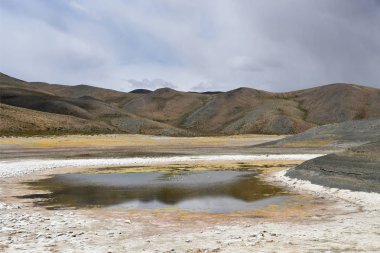 Rakshasa Tal Gölü'nün Güney-Batı kıyısında tuzlu üçgen gölün deposu, Tibet
