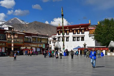 Tibet, Lhasa, Çin, 02 Haziran 2018. Tibet, Lhasa. Haziran ayında Jokhang tapınağının yanındaki meydanda yürüyen insanlar