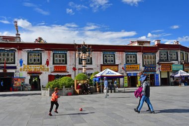 Tibet, Lhasa, Çin, 02 Haziran 2018. Lhasa'nın tarihi merkezinde yürüyen insanlar