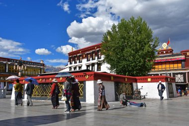 Tibet, Lhasa, Çin, 02 Haziran 2018. Tibet, Lhasa. Haziran ayında Jokhang tapınağının yanındaki meydanda yürüyen insanlar
