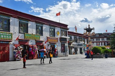 Tibet, Lhasa, Çin, 02 Haziran 2018. Lhasa'nın tarihi merkezinde yürüyen insanlar
