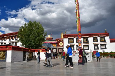 Tibet, Lhasa, Çin, 02 Haziran 2018. Tibet, Lhasa. Haziran ayında Jokhang tapınağının yanındaki meydanda yürüyen insanlar