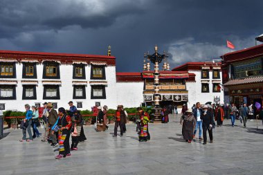 Tibet, Lhasa, Çin, 02 Haziran 2018. Tibet, Lhasa. Haziran ayında Jokhang tapınağının yanındaki meydanda yürüyen insanlar