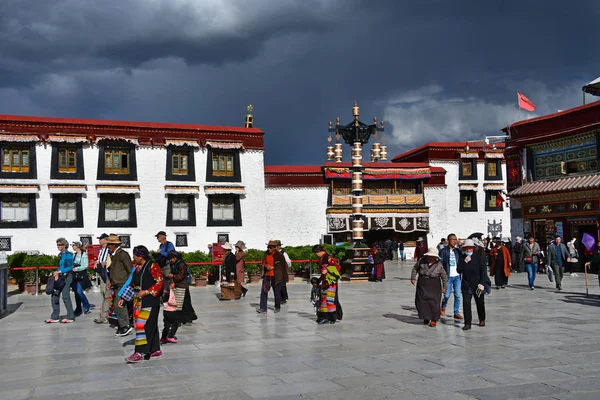 Tybet Lhasa Chiny Czerwiec 2018 Tybetu Lhasa Ludzie Chodzą Placu — Zdjęcie stockowe