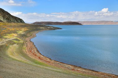 Tibet'in büyük gölleri. Rakshas Tal Gölü (Langa-Tso) bulutlu bir günde yaz aylarında