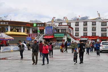 Tibet, Lhasa, Çin, 03 Haziran 2018. Lhasa tarihi merkezinde sokakta motosiklet eczane ve zincir fast food restoranı Dicos önünde. Tibet, Çin