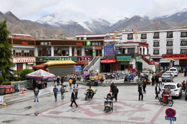 Tibet, Lhasa, Çin, 03 Haziran 2018. Lhasa'nın tarihi merkezindeki ana meydana doğru kontrol noktasının yakınında yürüyen insanlar. Tibet, Çin