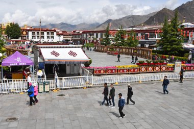 Tibet, Lhasa, Çin, 03 Haziran 2018. Lhasa'nın tarihi merkezindeki ana meydana doğru kontrol noktasının yakınında yürüyen insanlar. Tibet, Çin