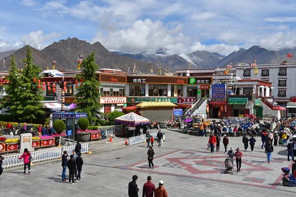 チベット 2018 ラサの歴史的中心部にあるメイン広場へのチェックポイントの近くを歩く人々 チベット — ストック写真