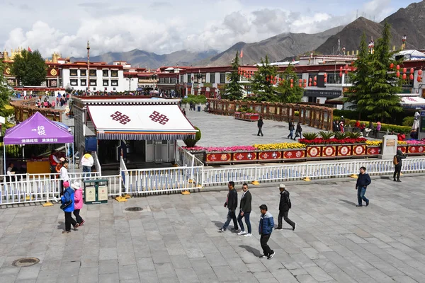 Tibet Lhasa China Junio 2018 Gente Caminando Cerca Del Puesto —  Fotos de Stock