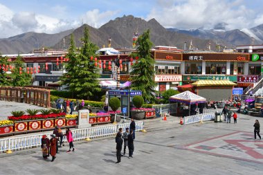 Tibet, Lhasa, Çin, 03 Haziran 2018. Lhasa'nın tarihi merkezindeki ana meydana doğru kontrol noktasının yakınında yürüyen insanlar. Tibet, Çin