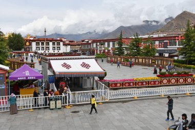 Tibet, Lhasa, Çin, 03 Haziran 2018. Lhasa'nın tarihi merkezindeki ana meydana doğru kontrol noktasının yakınında yürüyen insanlar. Tibet, Çin