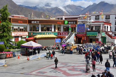 Tibet, Lhasa, Çin, 03 Haziran 2018. Lhasa'nın tarihi merkezindeki ana meydana doğru kontrol noktasının yakınında yürüyen insanlar. Tibet, Çin