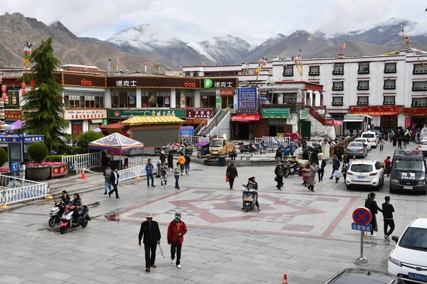 Tibet Lhasa Čína Červen 2018 Lidé Kteří Blíží Stanovišti Hlavním — Stock fotografie