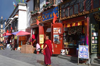 Tibet, Lhasa, Çin, 02 Haziran 2018. Bulutlu havalarda bir yaz gününde antik Barkhor sokak boyunca yürüyen Monk