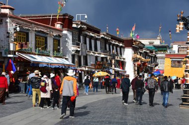 Tibet, Lhasa, Çin, 02 Haziran 2018. Bulutlu havalarda bir yaz gününde antik Barkhor sokak boyunca yürüyen insanlar