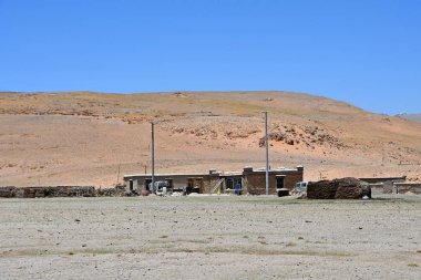 Tibet. Yaz aylarında Sam Co gölü kıyısında yüksek dağ yerleşim birinde Tipik kırsal ev