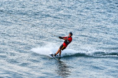 Anapa, Rusya, Temmuz, 12, 2018. Adam parkta su kayağı deniz Anapa snowboard
