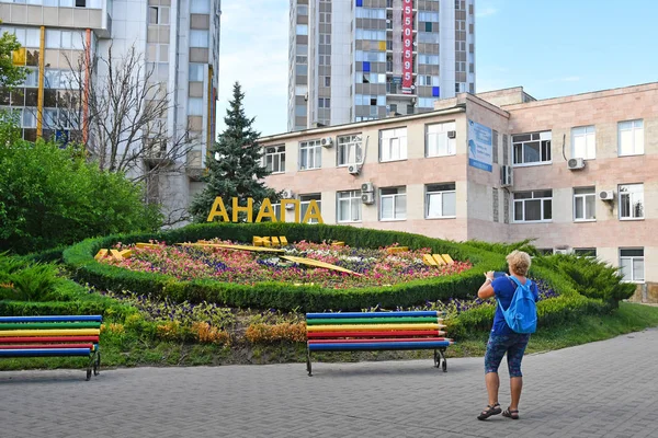 Anapa Russland Juli 2018 Frau Fotografiert Die Dekorative Komposition Flower — Stockfoto
