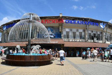 Anapa, Rusya, 20 Temmuz 2018. Anapa Pioneer Avenue Dolphinarium yakınında yürüyüş İnsanlar