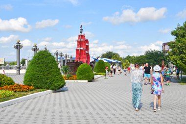 Anapa, Rusya, Temmuz 18, 2018. Güneşli bir günde Anapa 'da yelkenli teknesinin yanında yürüyen insanlar var.