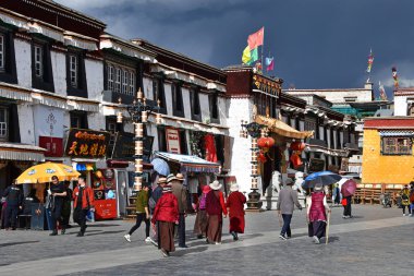 Tibet, Lhasa, Çin, 02 Haziran 2018. İnsanlar bulutlu havalarda yaz günü antik Barkhor sokak (Bakuo W sokak) boyunca yürüyüş