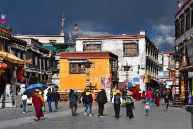 Tibet, Lhasa, Çin, 02 Haziran 2018. İnsanlar bulutlu havalarda yaz günü antik Barkhor sokak (Bakuo W sokak) boyunca yürüyüş