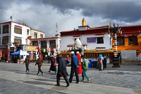 Tibete Lhasa China Junho 2018 Pessoas Caminhando Perto Nangze Shak — Fotografia de Stock