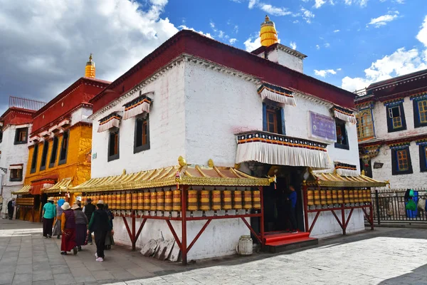 Tibet Lhasy Čína Červen 2018 Lidé Kteří Chodí Starověkého Kláštera — Stock fotografie
