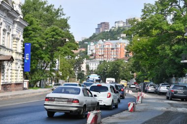 Vladivostok, Rusya, 23 Temmuz 2018. Ulaşım Vladivostok güneşli yaz gününde sokak Svetlanskaya aşağı gider