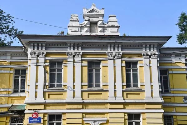 俄罗斯 符拉迪沃斯托克 斯韦特兰斯卡娅街 夏天的两层旧房子80号 — 图库照片