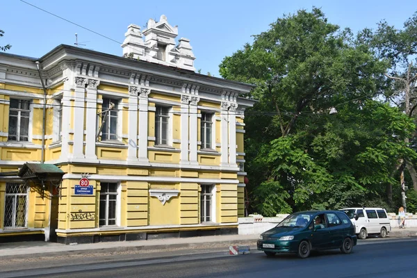 Wladiwostok Russland Juli 2018 Autos Vor Dem Alten Zweistöckigen Haus — Stockfoto