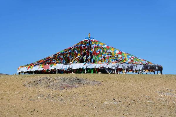 建筑与五颜六色的旗帜与咒语 表明权力和崇拜的地方 在湖边出售 — 图库照片