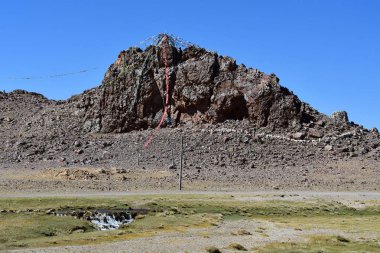 Seling Gölü yakınlarındaki mantralar ile renkli bayraklar ile işaretlenmiş güç ve ibadet Tipik Tibet yer,