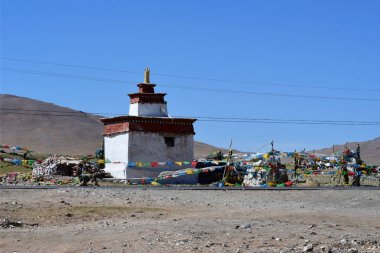 Seling Gölü'nden çok da uzak olmayan güç ve ibadet yerine Tibet için tipik küçük beyaz stupa. Çin
