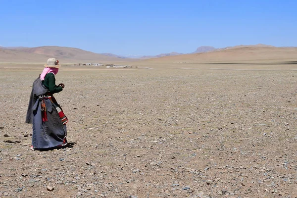 Θιβέτ Κίνα Ιούνιος 2018 Γυναίκα Στην Όχθη Της Λίμνης Σέλινγκ — Φωτογραφία Αρχείου