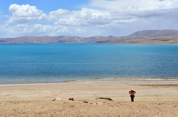 Tibet Cina Giugno 2018 Viaggiatore Sulle Rive Del Lago Gomang — Foto Stock