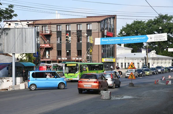 Владивосток Россия Июля 2018 Года Автомобили Автобусный Маршрут Идут Улице — стоковое фото