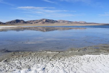 Çin, Tibet. Göl Ngangtse (Nganga Tso (4690 m)) yaz aylarında bulutlu bir gün mağaza