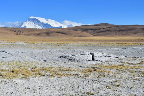 標高4000メートル以上のカイラスのマンダラの中心点近くの樹皮の高原の山岳風景 チベット — ストック写真